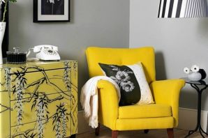 Желтое кресло в сером интерьере
