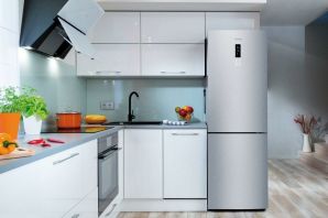 Графитовый холодильник в интерьере кухни