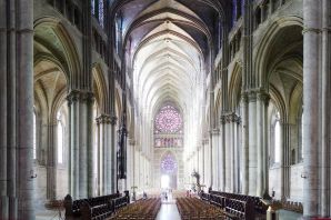 Интерьер готического собора