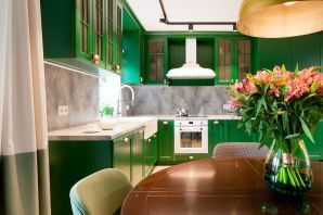 Зеленые обои в интерьере кухни