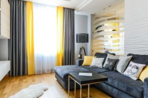 Дизайн гостиной с желтыми шторами
