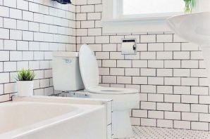 Стена из белого кирпича в ванной