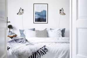 Белая кровать в скандинавском стиле