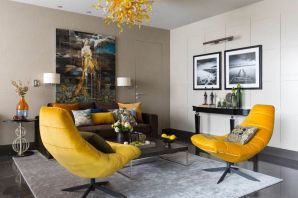 Желтое кресло в интерьере гостиной