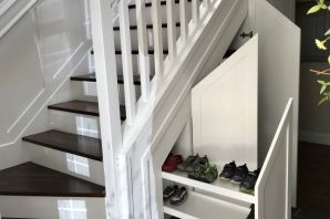 Шкафы под лестницей в загородном доме