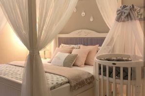 Интерьер спальни с детской кроваткой