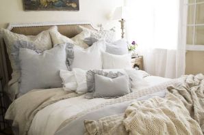 Подушки в интерьере спальни