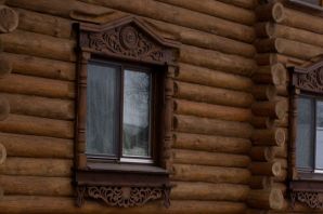 Обналичка окон внутри деревянного дома