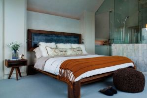 Спальня с деревянной кроватью