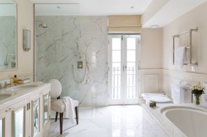 Мраморные стены в ванной