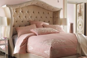 Розовая кровать в спальне