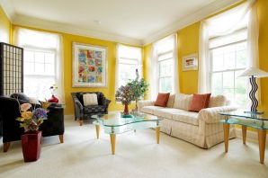 Желтый цвет в интерьере гостиной