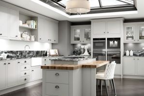 Бело серый кухонный гарнитур в интерьере