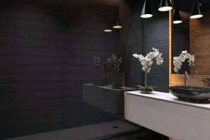 Ванная комната с черным потолком