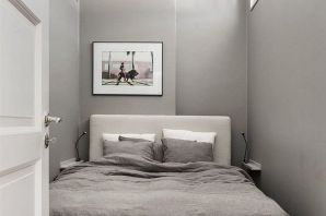 Двуспальная кровать в узкой комнате