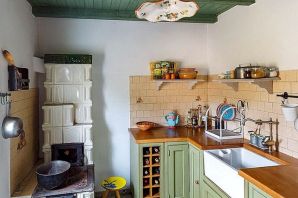Дизайн маленькой кухни с печкой