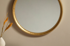 Круглое зеркало с подсветкой в спальню