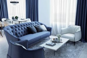 Синий угловой диван в интерьере гостиной