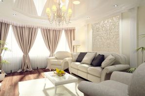 Белая гостиная с бежевым диваном
