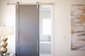 Двери в ванной без наличников