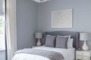 Светло серые стены в спальне