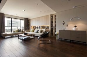 Дизайн квартиры с коричневым полом