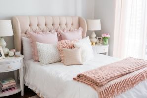 Серо розовый интерьер спальни