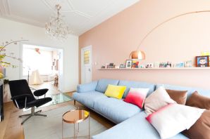 Персиковый цвет стен в интерьере гостиной