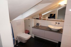 Ванная комната со скошенным потолком