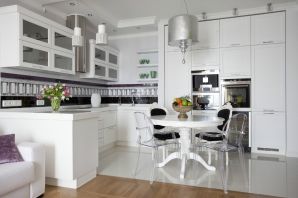 Дизайн кухни гостиной с белой кухней