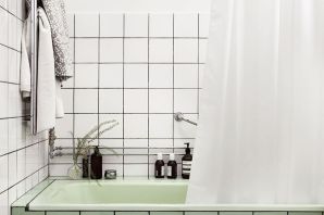Однотонная белая плитка в ванной