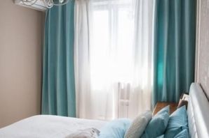 Дизайн спальни с бирюзовыми шторами