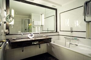 Зеркало в маленькую ванную