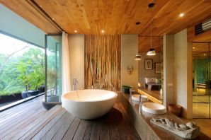 Деревянный потолок в ванной комнате