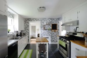 Дизайн кухонь с серыми обоями