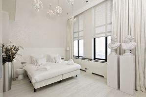 Дизайн комнаты с белым ламинатом