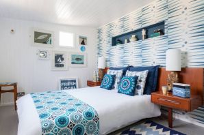 Интерьер комнаты с голубыми стенами