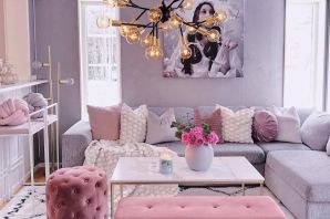 Розовые обои в интерьере гостиной