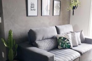 Серый диван в бежевой комнате