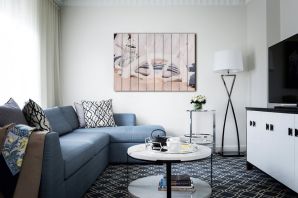 Светло голубой диван в интерьере гостиной