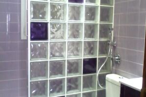 Стенка из стеклоблоков в ванной
