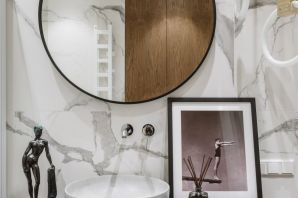 Круглое деревянное зеркало в ванную