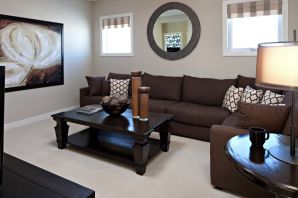 Дизайн комнаты с коричневой мебелью