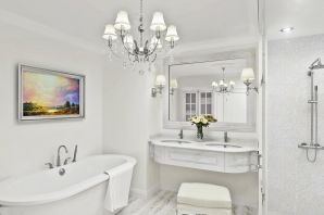 Интерьер ванной комнаты в белом цвете