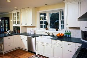 Кухонный гарнитур с окном прямой