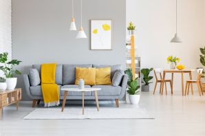 Желтый диван в скандинавском интерьере
