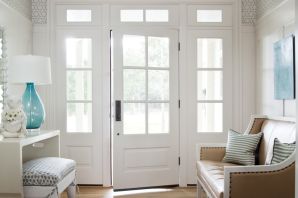 Дизайн комнаты с белыми дверями
