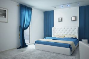 Синие шторы в белой спальне