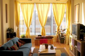 Шторы в гостиную с желтым диваном