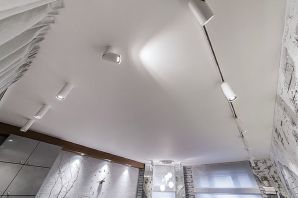 Белые светильники на натяжном потолке